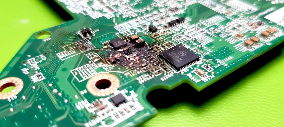 closer look at burnt circuit board at xircuit